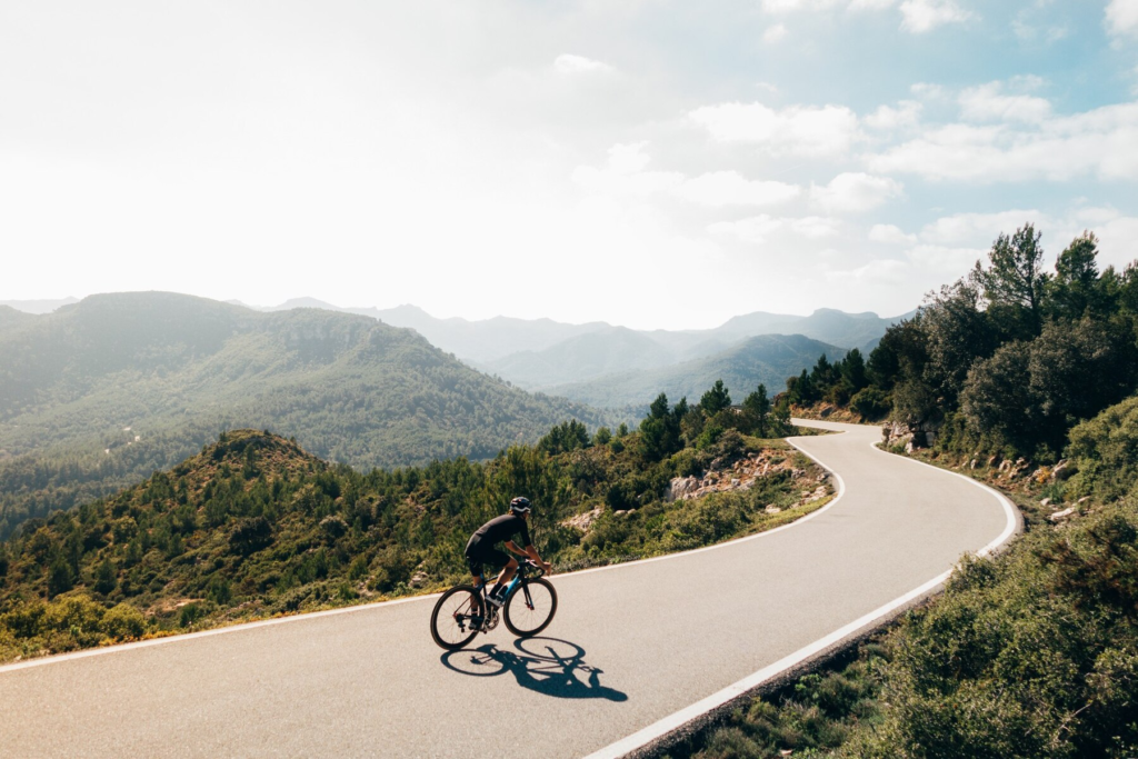 En cyklist på en mountainbike på en skogsväg